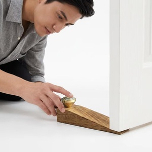Articles cadeaux artisanaux : Butée de porte en bois avec boutons en laiton et nacre, design industriel pour cuisine et chambre - Product Image 5