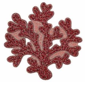 Nouvelle Arrivée Napperon et Sous-plat Moderne Floral en Corail Rouge Fait Main avec Perles de Verre pour Mariage, Fête et Décoration Intérieure - Product Image 1