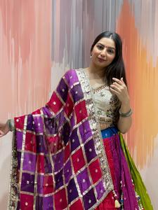 Conjunto de ropa étnica nupcial para mujer, Chaniya Choli de seda Banarasi y viscosa de lujo con dupatta con trabajo de espejo Butti. - Product Image 5