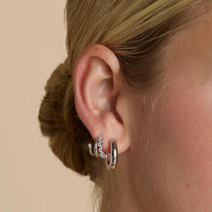 Boucles d'oreilles créoles Huggie à triple rangée en or massif 14K avec diamants de laboratoire pour femme, créoles superposées, boucles d'oreilles délicates multi-bandes style Crawler - Product Image 4