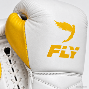 Gants de boxe en cuir Fly blancs avec accents jaunes, fermeture à lacets, pour adultes, design léger - Product Image 3