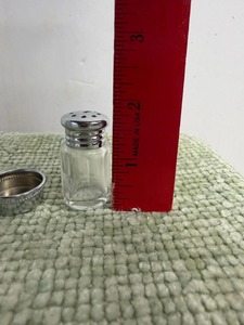 Juego básico de salero y pimentero de metal y vidrio para uso diario en la mesa, para añadir fácilmente sal y pimienta durante las comidas. - Product Image 6