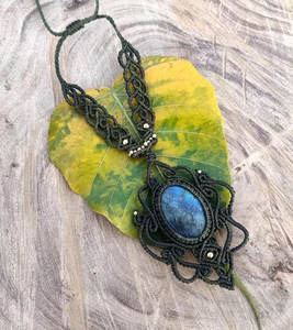 Collar de Macramé Hecho a Mano con Cordón Verde y Colgante de Labradorita, Joyería Boho Ajustable con Cristal Curativo, Venta al Por Mayor - Product Image 1