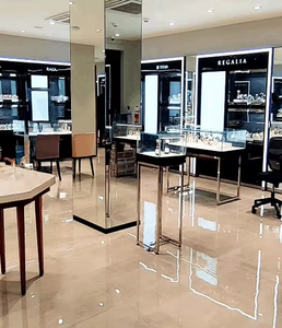 Design d'intérieur de boutique de montres contemporaine, aménagement personnalisé, rayonnages modulaires élégants, matériaux haut de gamme, aménagement intelligent et tendance - Product Image 2