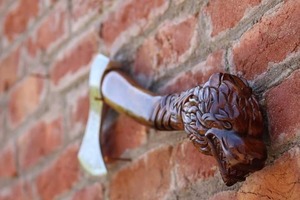 Hache viking sculptée à la main sur mesure par BA Enterprises |   Hache artisanale en acier à haute teneur en carbone avec tête de loup gravée et manche en bois |   Nordique - Product Image 2