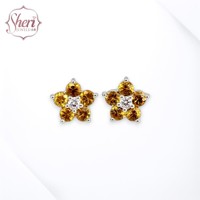 [Sheri Jewels] Anting Stud Berlian Safir Kuning Alami Bentuk Bunga Kecil Emas Putih Padat 18K untuk Wanita & Anak-Anak-Hadiah