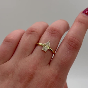 Bague de fiançailles en or jaune 10K massif avec deux pierres en zircon cubique, serties à griffes, en forme de trapèze flottant blanc, style Toi et Moi - Product Image 2