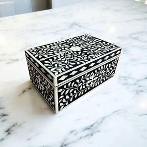 Moderna Caja de Joyería Rectangular de Madera Negra y Blanca con Cierre de Hebilla y Diseño Grabado - Product Image 3