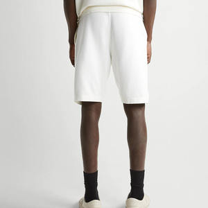 Pantalones cortos tipo bermuda para hombre con bolsillos laterales para mayor comodidad y un diseño elegante con cordones ajustables y logotipo personalizable para verano/uso casual. - Product Image 2