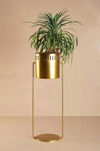 Macetero minimalista de hierro con soporte, acabado dorado, macetero alto para interiores, macetero de hierro para exportación mundial desde India. - Product Image 2