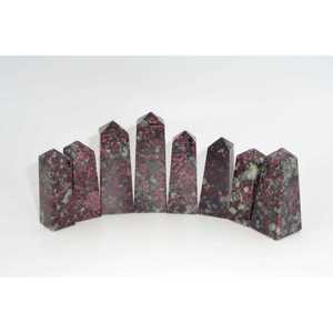 Obélisque en cristal d'eudialyte naturel Chakralume |   Pierre de méditation de luxe en matrice noire et rouge vin profond, polie à la main, pour la guérison - Product Image 1