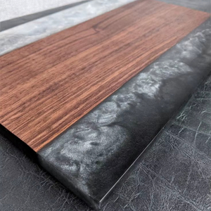 Planche à découper artisanale en bois et résine pour la cuisine quotidienne, finition lisse, planche de cuisine en résine effet rivière, planche en bois dur époxy durable - Product Image 1