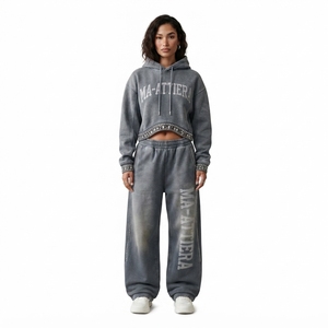 Conjunto de Sudadera Corta Gris con Lavado Ácido y Pantalones Jogger de Pierna Ancha para Mujer, con Detalles Tachonados, de Algodón y Felpa, Venta al por Mayor OEM - Product Image 1