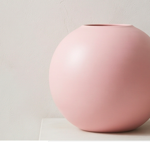 Ensemble de 2 vases ronds en métal rose mat, décoratifs, parfaits pour la décoration de table, les coins de bureau ou les arrangements de mariage. - Product Image 3