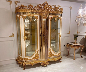 Vitrina de Curiosidades Royal Golden, Mueble Clásico de Madera Tallada en Oro, Vitrina de Madera de Lujo Hecha a Mano con Almacenamiento, Houston - Product Image 3