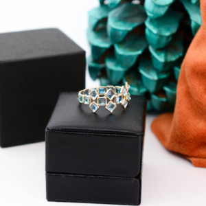 Bague éternelle en topaze bleue suisse naturelle, taille princesse, en or jaune massif 18 carats – Bague géométrique à double rangée de pierres précieuses - Product Image 5
