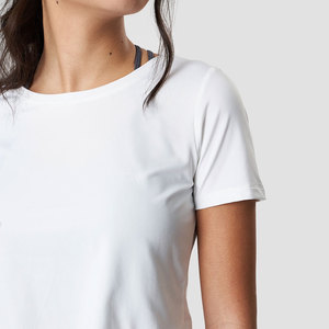 T-shirt court noir uni en coton tricoté 100% pour femme, col rond, épaules tombantes, coupe décontractée, avec détails perforés, idéal pour l'été - Product Image 4