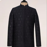 Sherwani formel pour homme Midnight Noir à sequins, style indo-occidental, pour les célébrations nocturnes et les grands événements de réception, avec une texture luxueuse.