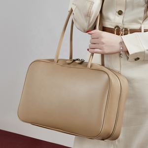 Sac carré à bandoulière en cuir véritable pour femme - Product Image 4