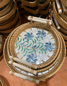 Plateau de table décoratif en rotin avec incrustation de nacre, plateau de service tissé à la main pour hôtel, restaurant, complexe hôtelier - Product Image 6