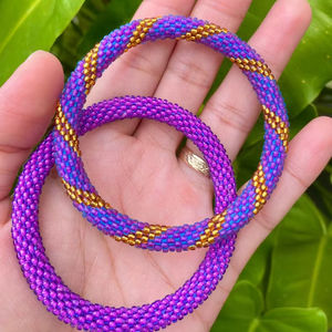 กำไลข้อมือลูกปัดลายเกลียวสีม่วงทองถักโครเชต์ กำไลข้อมือลูกปัดแก้วทอมือสำหรับผู้หญิง เครื่องประดับลำลองขายส่ง - Product Image 1