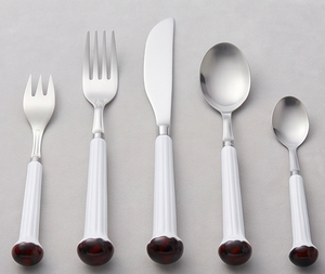 Ensemble de couverts classiques avec manches en céramique blanche et accents rouges, ensemble de vaisselle en acier inoxydable 5 pièces, passe au lave-vaisselle - Product Image 1