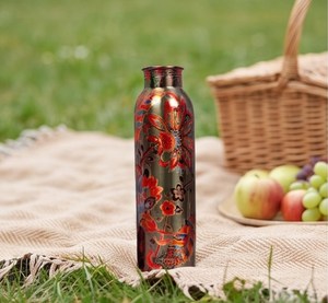Botella de agua metálica color cobre con tapa de rosca y diseño floral artístico para un estilo de vida saludable y ecológico. - Product Image 3