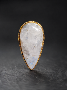 Pendentif ovale en laiton rainuré avec pierre de lune naturelle |   Bijoux de mariage pour femmes plaqués or faits à la main |   Fabrication OEM et ODM - Product Image 1