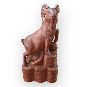 Une statue d'une chèvre exquisamment sculptée, en bois de Huong, est présentée. - Product Image 2