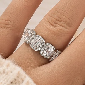 Bague d'anniversaire élégante en argent sterling plaqué or blanc avec pierre blanche en moissanite taille émeraude et halo, en argent 925, pour femme. - Product Image 1