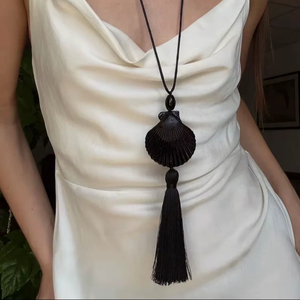Collier en macramé fait main avec pendentif coquillage noir et long pompon, bijoux bohèmes minimalistes - Product Image 4