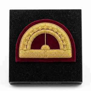 Écusson de régalia rond en velours vert, personnalisé, avec emblème maçonnique en fil d'or, brodé à la main, pour blason de loge, fabricant - Product Image 1