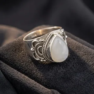 Bague cocktail style bohème en argent 925 avec pierre de lune naturelle en forme de goutte sertie clos, bijoux unisexe - Product Image 2