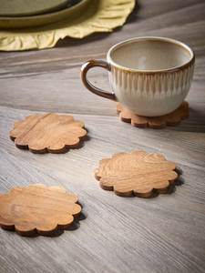 Ensemble de sous-verres en bois en forme de fleur, tapis résistants à la chaleur, design Wabi Sabi, accessoires de table, sous-verres en bois naturel - Product Image 1