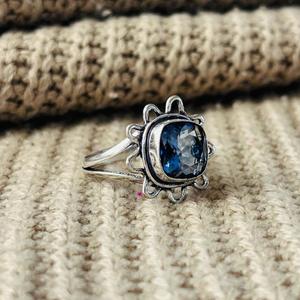 Anillo de latón con topacio azul de Londres y diseño floral, chapado en plata, estilo bohemio, venta al por mayor para mujer - Product Image 5