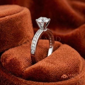 Anillo de Compromiso Clásico de Plata de Ley 925 con Corte Princesa |   Anillo de circonita cuadrada de 2 quilates con diseño de catedral |   Anillo de Promesa para Mujer - Product Image 2