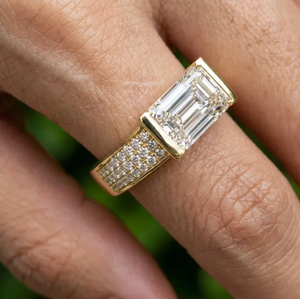 Elegante Anillo de Diamante Cultivado en Laboratorio con Corte Esmeralda de 2, 3 y 4 Quilates, Colección de Joyería de Boda Solitario en Oro Amarillo - Product Image 6