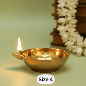 Lampe à huile artisanale en laiton plaqué or, support Diya sur piédestal, porte-mèche allongé, impression numérique pour la décoration de la maison, du temple et de Diwali - Product Image 5