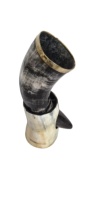 Corne à boire viking artisanale, écologique et durable, en véritable corne de bœuf, 450 ml, avec support en corne de buffle, bordure en laiton, embout en corne de loup, style nordique