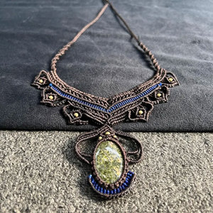 Collier statement en macramé fait main avec labradorite, pierre précieuse naturelle verte et bleue, pendentif en macramé, bijoux bohèmes en cristal de guérison - Product Image 3