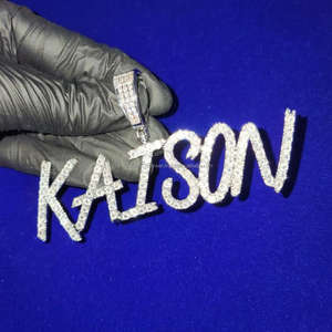 Colgante de placa de identificación personalizado de Plata de Ley 925 y un ajuste de pavé con diamantes de moissanita de alta calidad - Product Image 1