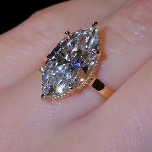 Anillo de Compromiso con Diamante Cultivado en Laboratorio, Corte Marquesa, 3.00Ct, E VVS2, Oro Amarillo de 14K, Certificado IGI - Product Image 3