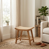 Tabourets de spa écologiques modernes, structure en teck massif, assise courbée en rotin tressé artisanal, meubles d'appoint pour chambre d'hôtel