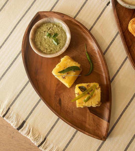 ถาดเสิร์ฟไม้อะคาเซียขนาดใหญ่งานฝีมือสุดหรูพร้อมดีไซน์ใบและด้ามจับไม้ไผ่ทรงกลมสำหรับใช้ในห้องครัวและบ้าน - Product Image 2