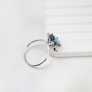 Vente en gros d'anneaux en argent sterling 925 avec topaze bleue ovale de Londres et zircone cubique, trois pierres, bijoux Memoria - Product Image 3