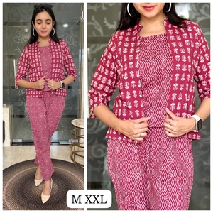 Conjunto Coordinado de Blazer y Pantalones de Algodón Crepé Rosa Floral Hecho a Medida Rishab Marketix, Cintura Media, Cierre con Cordón, Ajuste Holgado de Verano - Product Image 2
