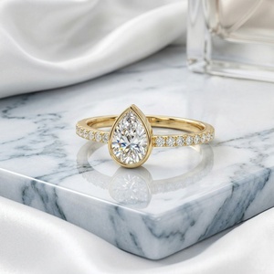 Anillo minimalista con diamante solitario de 0.45 quilates, talla pera, engaste redondo con pavé. - Product Image 2