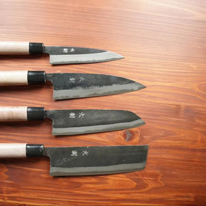 มีดทำครัว Tosa-uchihamono Gyuto สำหรับเชฟ ใบมีดเหล็กกล้าคาร์บอน ด้ามไม้ ใช้ได้ทั้งมือซ้ายและขวา ผลิตด้วยวิธีการตีขึ้นรูป เป็นมิตรกับสิ่งแวดล้อม ผลิตในญี่ปุ่น - Product Image 1