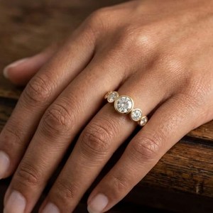 แหวนแต่งงานทรงกลมคลาสสิกประดับเพชรห้าเม็ด ทองคำแท้ 14K เพชรเลี้ยงในห้องปฏิบัติการ ของขวัญพิเศษสำหรับคนสำคัญ ขอแต่งงาน - Product Image 3