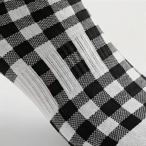 Chaussettes hautes pour hommes, motif à carreaux, tricotées, style classique, design noir et blanc à carreaux - Product Image 5